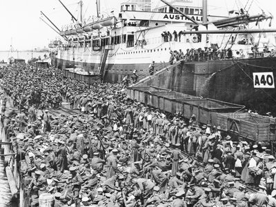 Tropper går om bord i Port Melbourne på A40 HMAT Ceramic, 1915 af Australian Photographer