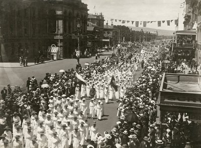 Kvinder, der holder en fredsdagsmarch langs King William Street, Adelaide, South Australia, november 1918 af Australian Photographer