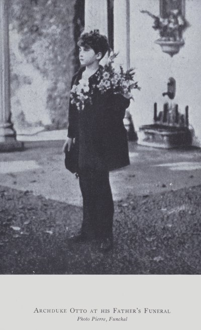 Ærkehertug Otto af Østrig ved sin fars begravelse i 1922 (s/h foto) af Austrian Photographer