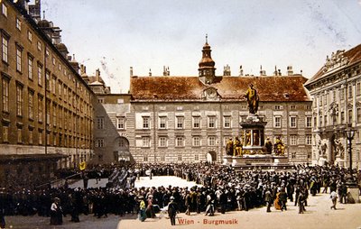 Musikkorps i gården til det kejserlige slot i Wien, ca. 1905 (farvelitografi) af Austrian School
