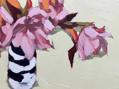 Vase med lyserøde blomster og striber af Avanesova Elena