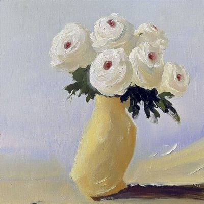 Hvide blomster i gul vase af Avanesova Elena