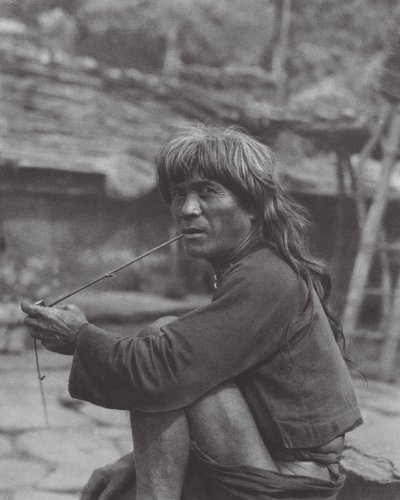 Japan: Høvding for Paiwan-stammen i Raisha (s/h-foto) af Axel von Graefe