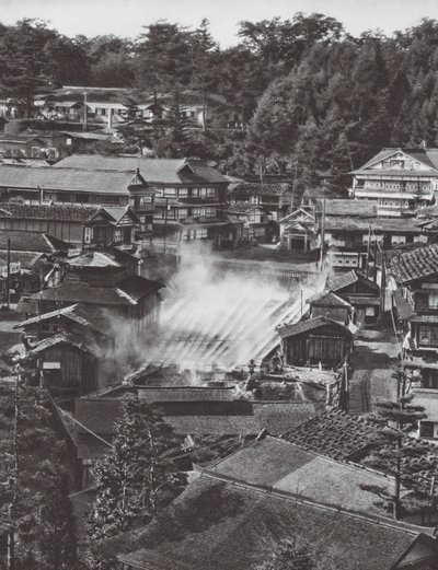 Japan: Kusatsu, svovlkilder (s/h-foto) af Axel von Graefe