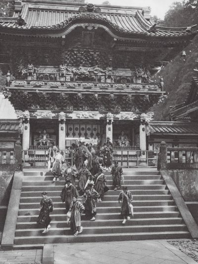 Japan: Nikko, Yomei-mon, hovedportalen til Ieyasu-helligdommen (s/h-foto) af Axel von Graefe