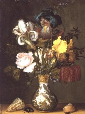 Iriser, roser og andre blomster i en porcelænsvase med skaller af Balthasar van der Ast