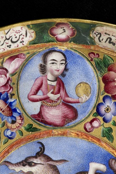 Skål med låg, underkop og ske med astrologisk dekoration, begyndelsen af 1800-tallet af Baqir