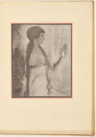 [Kvindelig danser som nymfe, med løftede arme]. af Baron Adolf De Meyer