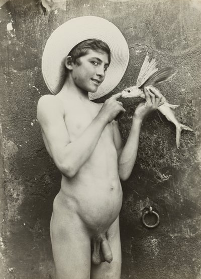 [Dreng med fisk] af Baron Wilhelm von Gloeden