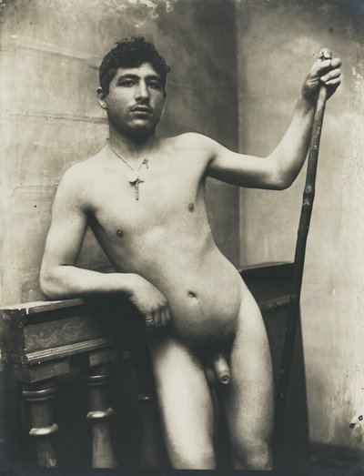 [Nøgen mand med stav og krucifikshalskæde]. af Baron Wilhelm von Gloeden