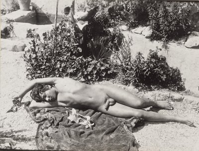 [Liggende nøgen ung mand] af Baron Wilhelm von Gloeden