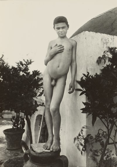 [Stående nøgen] af Baron Wilhelm von Gloeden
