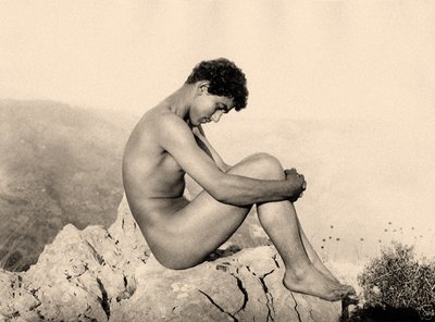 Studie af en nøgen mand på en klippe, Taormina, Sicilien, ca. 1900 (sepia-billede) af Baron Wilhelm von Gloeden
