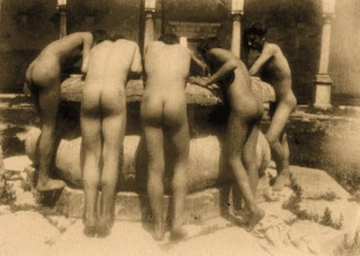 Studie af fem drenge, der kigger ned ad en brønd, Sicilien, C.1900 (sepiafoto) af Baron Wilhelm von Gloeden