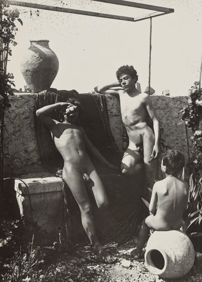 [Tre drenge i en have] af Baron Wilhelm von Gloeden