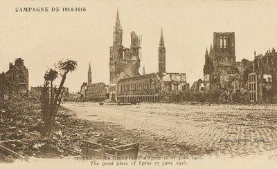 The Grand Place, Ypres, 27. juni 1915 af Belgian Photographer