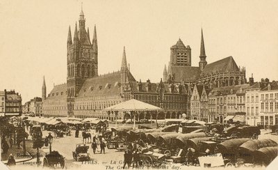 The Grand Place på markedsdagen, Ypres, Belgien af Belgian Photographer