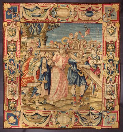 Kristus og Simon af Kyrene (Kyreneeren). (Femte stop på korsvejen (bærer korset). Et stykke af korset bærer inskriptionen I.N.R.I. (INRI). Gobelin fremstillet i manufakturerne i Bruxelles. 16. århundrede Genes, Musei di Strada Nuova af Belgian School