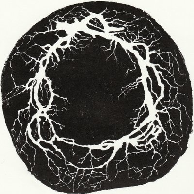 Root Wreath, 2019 (træsnit på papir) af Bella Larsson