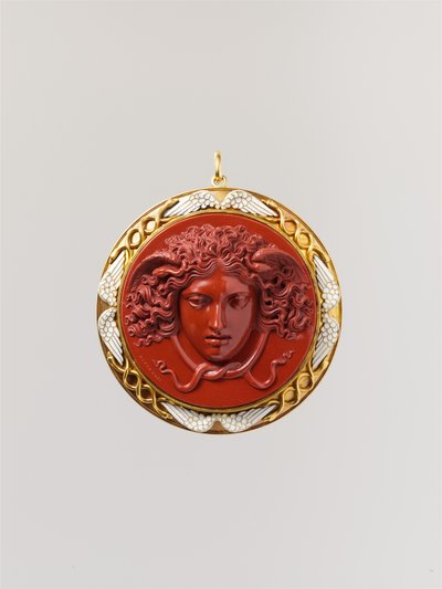 Head of Medusa (rød jaspis monteret i guld med hvid emalje) af Benedetto Pistrucci