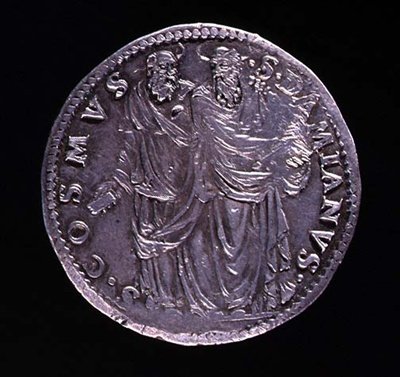Bagsiden af sølvmønten viser SS Cosimo og Damien, der står og stirrer på hinanden. Indskrift: S. COSMVS S. DAMIANVS, præget 1532-1537 (for forside se 108641) af Benvenuto Cellini