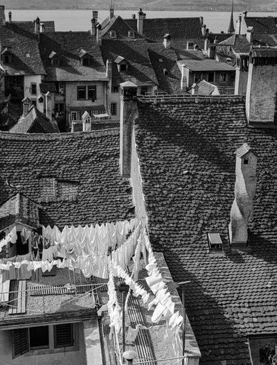 Gavltage og vasketøjstørring på gamle italienske landsbyhuse af Bernard F. Rogers