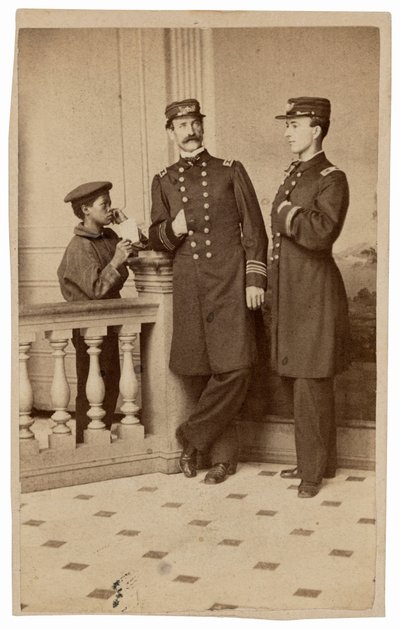 Portræt af flådeofficerer og en budbringer,ca. 1863 (foto) af Bernard Moses