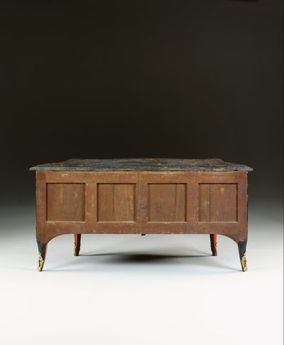 Louis XV kommode, ca. 1740 (ormolu-monteret kinesisk sort, polykrom & forgyldt lak, serpentin, marmor og vernis) af Bernard van Risamburgh