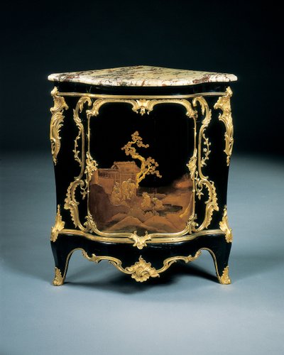 En af et par Louis XV encoignures, ca. 1750 af Bernard van Risenburgh II