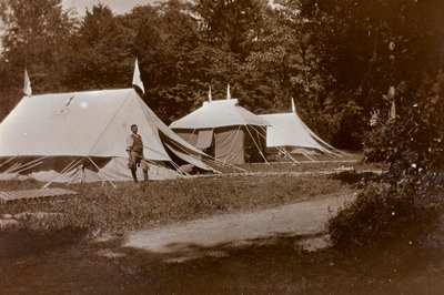 Album af Første Verdenskrig i Friuli-Venezia Giulia: plejer accept, kirurgi og påklædning foran Villa Brazzà, hjemsted for 17 af krigshospitalet i Soleschiano Manzano, foto taget fra kirketårnet, 05/1916 (s/hvid) Foto) af Bietti Bietti
