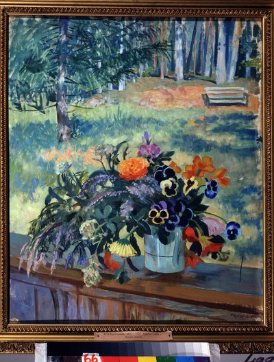 Blomster (Blomster). Stilleben, buket blomster på trærækværket på en terrasse, med udsigt over en skovklædt park. Maleri af Boris Michaylovich Kustodiev (Kustodiev) (1878-1927), olie på lærred af Boris Mikhailovich Kustodiev