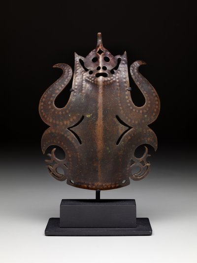 Krigerens hovedbeklædning ornament: frontal figur af Bornean Bornean