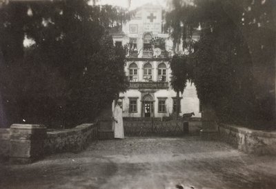 Album af Første Verdenskrig i Friuli-Venezia Giulia: Villa Brazzà, hjemsted for 17 af krigshospitalet i Soleschiano Manzano, foto taget fra kirketårnet, 05/1916 (s/h foto) af Bourbon Del Monte