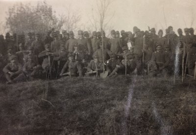 Album af Første Verdenskrig i Friuli-Venezia Giulia: gruppeportræt af soldaterne fra infanteriet 112.mo med spader nær flodtårnet af Bourbon Del Monte
