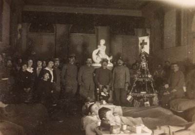 Album af Første Verdenskrig i Friuli-Venezia Giulia: gruppeportræt juledag i Villa Brazzà, hjemsted for 17 af krigshospitalet i Soleschiano Manzano, 25/12/1915 (s/h foto) af Bourbon Del Monte