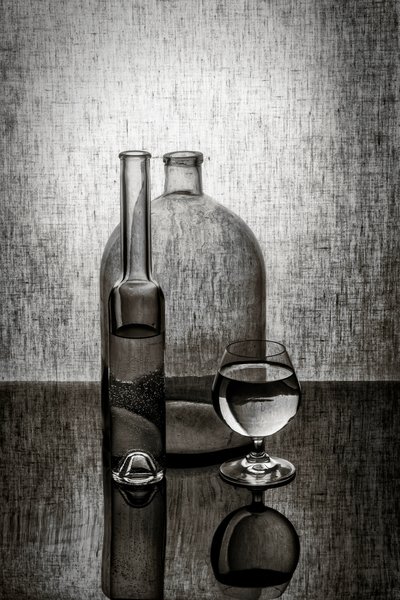Refleksioner i glasflasker af Brig Barkow