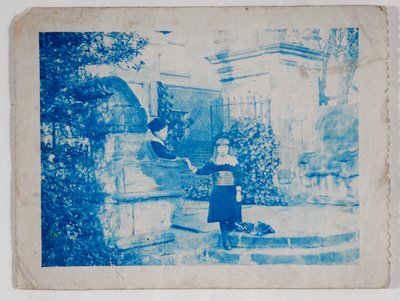Elaine og Lancelot Grimshaw ved porten til Knostrop Hall (cyanotype) af British Photographer