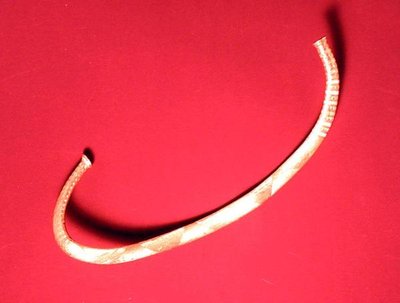 Halsring fundet i Ickleton, Cambridgeshire (guld) af Bronze Age