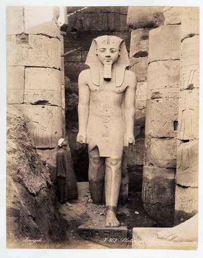 En statue af Ramses i Luxor - fotografi af Zangali-brødrene, slutningen af det 19. århundrede af Brothers Zangaki