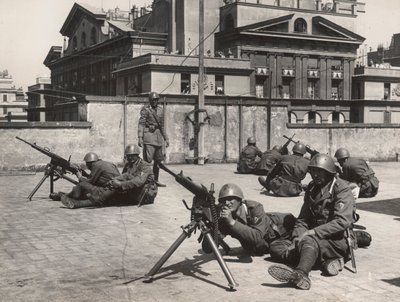 Luftangrebsforsvarsmonoeuvre i Rom under Anden Verdenskrig. (s/h foto) af Bruni Bruni