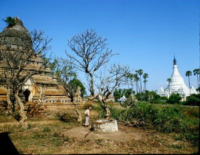 Pagoder nær Irrawaddy-floden (foto) af Burmese School