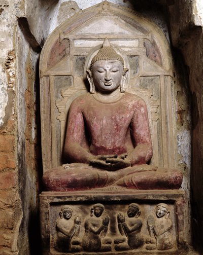 Siddende Buddha i meditation (polykrom sten) af Burmese School