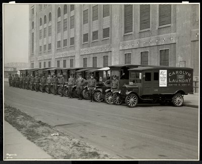 En række leveringsbiler parkeret uden for Carolyn Laundry på 111 East 128th Street, East Harlem, New York, 1929 (sølvgelatineprint) af Byron Company