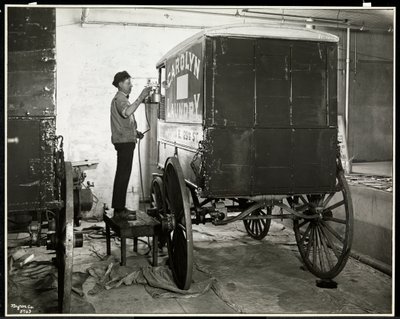 En mand spraymaler en vogn fra Carolyn Laundry på 111 East 128th Street, East Harlem, New York, 1929 (sølvgelatineprint) af Byron Company