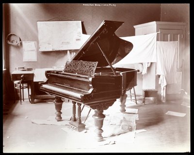 Et klaver af Hazelton Brothers Piano Co. på University Place, New York, 1898 (sølv gelatinetryk) af Byron Company