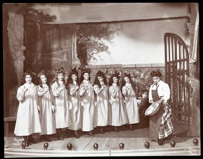 En scene fra en amatørproduktion af et teaterstykke med titlen Angelina, The Orphaned Heiress præsenteret på Barnard College, New York (sølv gelatinetryk) af Byron Company