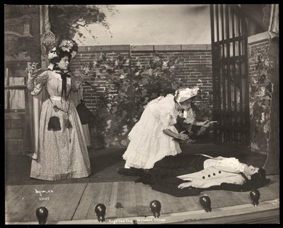 En scene fra en amatørproduktion af et teaterstykke med titlen Angelina, The Orphaned Heiress præsenteret på Barnard College, New York (sølv gelatinetryk) af Byron Company