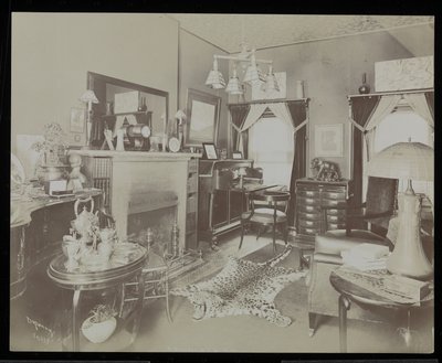 En stue i dramatikeren Henry Martyn Blossoms hjem på 23 East 30th Street, New York, 1908 (sølvgelatineprint) af Byron Company