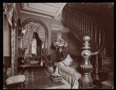 En udsmykket stue i Blakely Hall-boligen på 11 West 45th Street, New York, 1896-98 (sølv gelatinetryk) af Byron Company