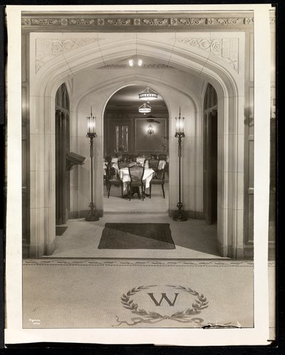 Buegang, der fører ind til spisestuen på Hotel Woodward, Broadway og 55th Street, New York, 1920 (sølv gelatinetryk) af Byron Company